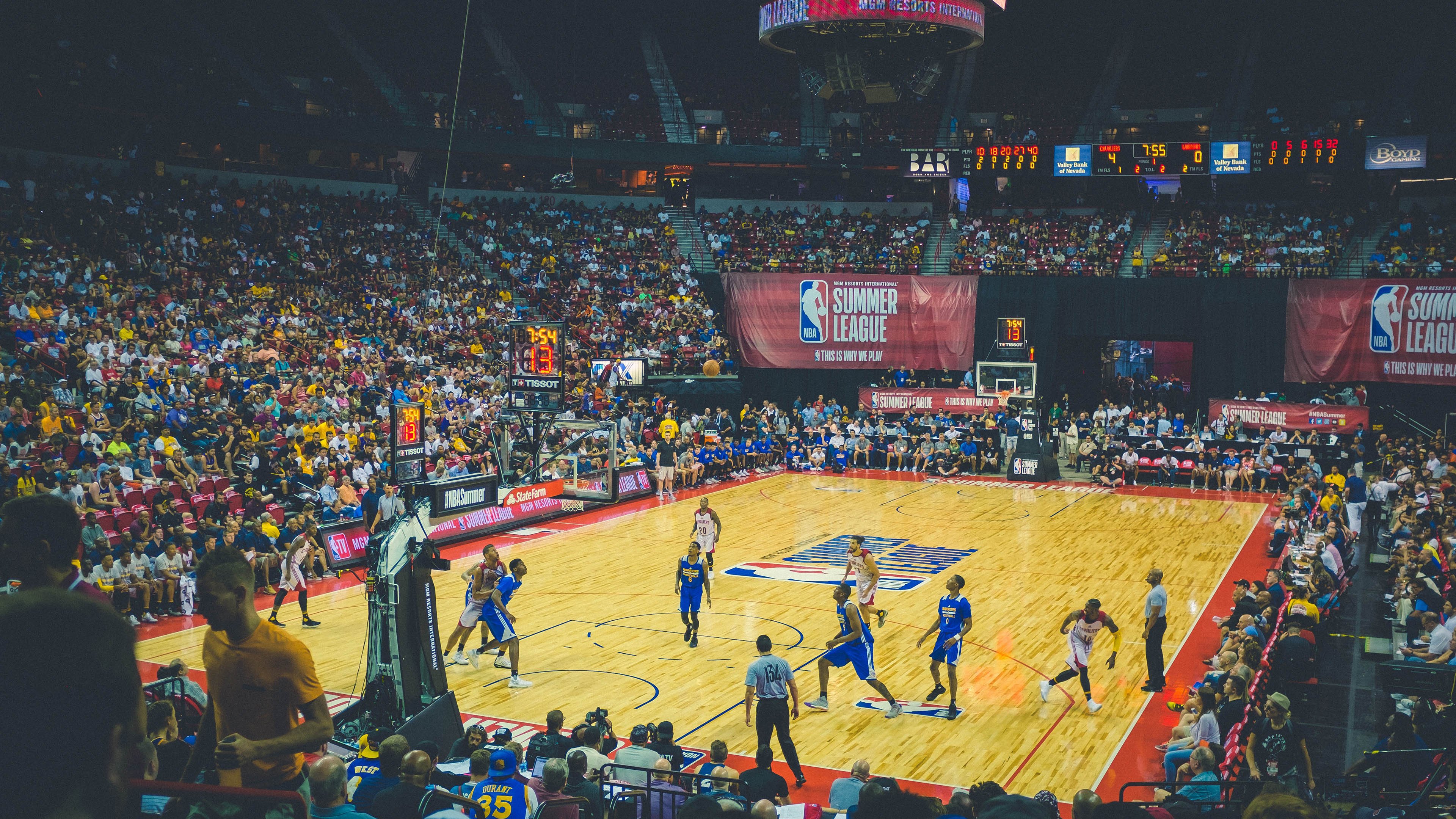 查默斯冲线瞬间引爆全场欢呼，查默斯港